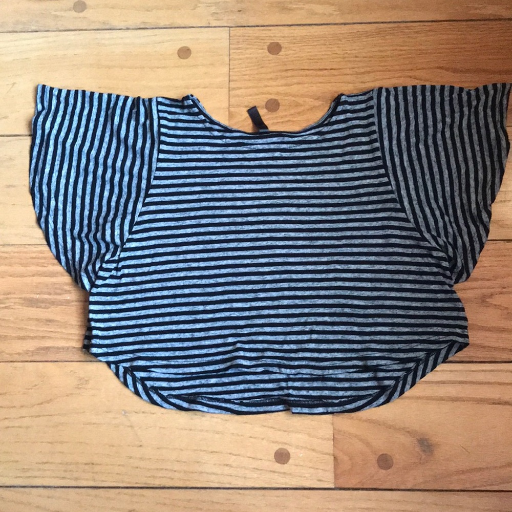 Grey and black cropped shirt
